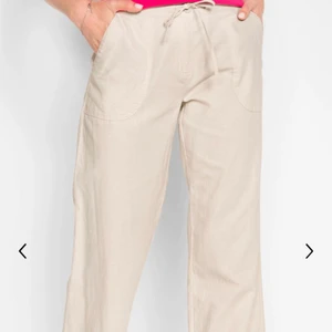 Linnebyxor strl 38 - Säljer mina beigea linnebyxor från bonprix. De är i storlek 38 men passar någon som har 36 om man vill ha de oversized då man kan knyta de i midjan. Passar mig perfekt i längden som är 173cm. Frakt tillkommer. Kom privat vid intresse eller frågor! 💕