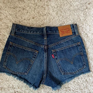 Lågmidjade levi’s shorts  - 501 shorts som sitter lågmidjat storlek W25, aldrig använda, bara att skriva vid intresse eller frågor.