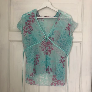 Blommig blus - En somrig topp som också går att använda på stranden som cover up eller bara till ett par jeans. Säljer så den inte används, skicket är som nytt 😊