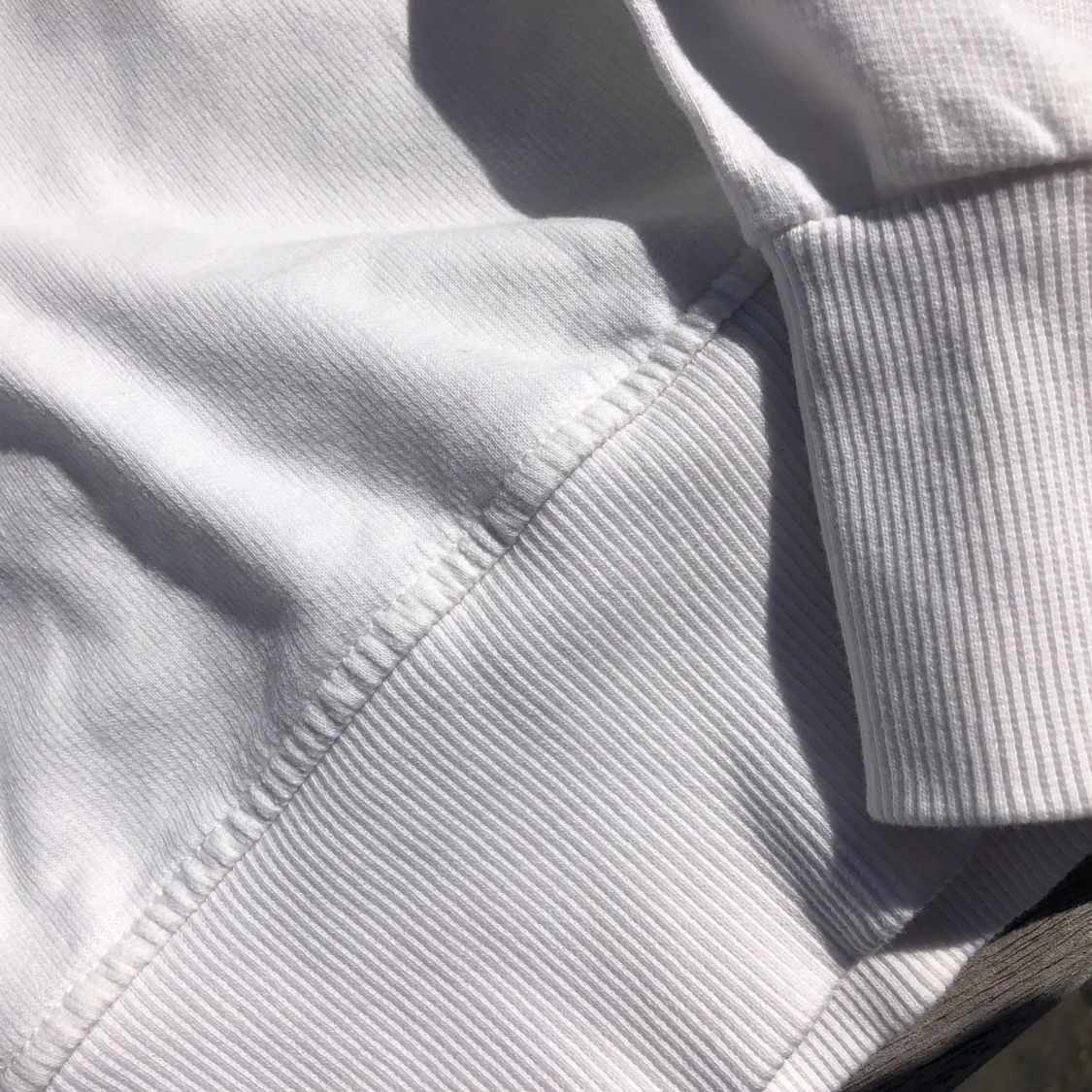 Svart och vit sweetshirt. - 91