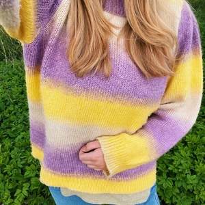 Färgglad tröja - Trendig färgglad stickad tröja i gul, lila och vit. Jättefin att ha på vår och sommarkvällar. Sparsamt använd! Storlek XL men jag har s/m och den passar mig lite oversized. 💜💛🤍