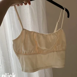 Satintopp - Säljer min fina satintopp som är helt oanvänd🤍 perfekt till sommaren och fest💖