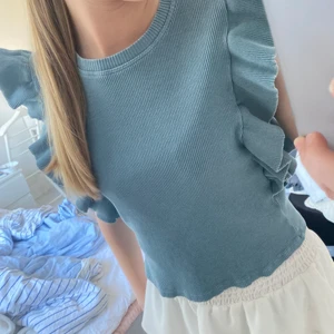 Zara topp - Säljer den här snygga volang tröjan ifrån zara. Den är i storlek M men passar super fint på mig som brukar ha S. Använd typ två gånger och har inte skador! Buda privat, köparen står för frakten.