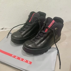 Prada sneakers - Prada Calzature Donna sneakers, storlek 38,5. Jättefint skick! 