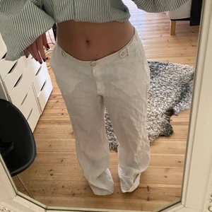 Långa Vita linne byxor  - Långa Vita linne byxor🤍 Haft dom ett tag men inte orkat sy upp dom, så dom har inte hunnit komma till användning. Jag har 30 i midjan på byxor men dessa är på gränsen på för stora, dom lägger sig fint på midjan men är då väldigt lågmidjade och losefit🤍 Och jag är 168 och dom är för långa för mig😙