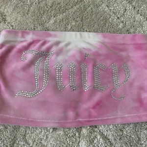 Juicy couture bandeau topp - Helt oanvänd juicy couture topp, säljes för 250kr. köparen står för frakten.