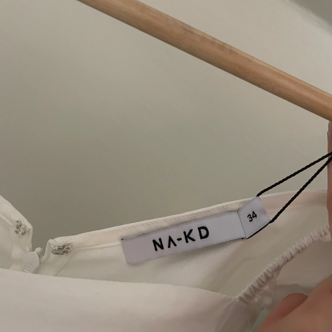 Vit klänning från NA-KD  - 91