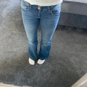 Jeans Flare lågmidjade - Säljer mina fina jeans från Hm i storlek 38 som är slutsålda på hemsidan, använda endast ett fåtal gånger så forfarande i mycket bra skick om det är flera som är intresserade startar jag budgivning💕  frakt ingår ej i priset💓