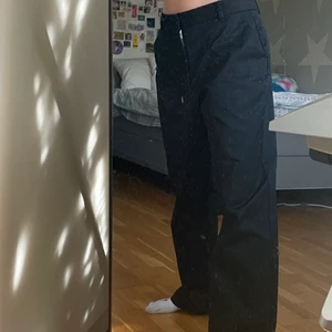 Dickies liknande byxor  - Sjukt snygga och stilrena chinos från junkyard! Liknar de populära dickies byxorna. Snygga att vika upp i midjan. Ca 80cm i midjan, jag är 173cm lång och de går ner till fötterna på mig. Hör av dig vid frågor eller funderingar🥰 köparen står för frakt (66kr) 📦 