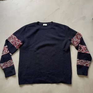 Dries Van Noten tröja M - Tröja från Dries Van Noten FW15 med jättefin ärmdetalj köpt i Antwerpen. Skick är cirka 7/10, pga lite nopprig. Mycket mjuk och skön med den kvalité som kan förväntas från Dries Van Noten. Lite stor på mig som annars bär Small.