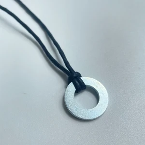 Läderhalsband silverring - Läderhalsband med silvrig metallring🤍