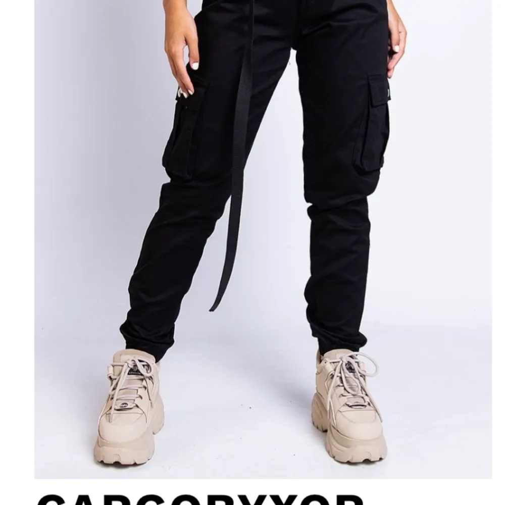 Cargo pants ifrån madlady. Använda ett par gånger men är lite små för mig. Dom är sköna, sitter bra och är i bra skick.. Jeans & Byxor.