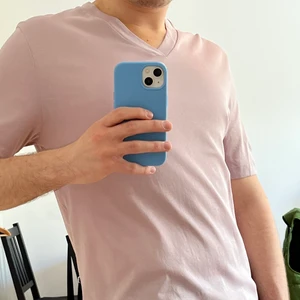 COS T-shirt - COS T-shirt med V-ringning - Nytt pris: 450kr, Mitt pris: 50kr - Material: 100% bomull - Färg: Rosa  - Strl: Small men passar medium - Skick: Använd fåtal ggr.