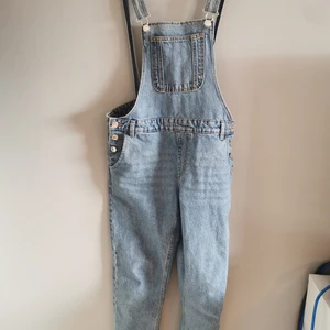 Hängselbyxor dungarees Monki - Säljer mina hängselbyxor från Monki. Frakt ingår ej i priset. 