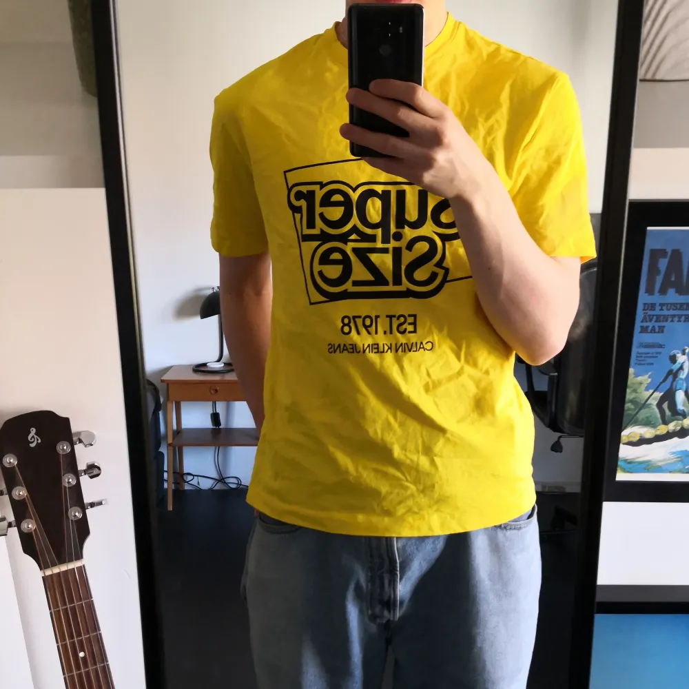 En gul Calvin Klein T-shirt från några år tillbaks. Prima skick. Den är S men lite mer åt M hållet skulle jag säga! Minns ärligt inte ordinarie priset 🤷♂️. T-paidat.
