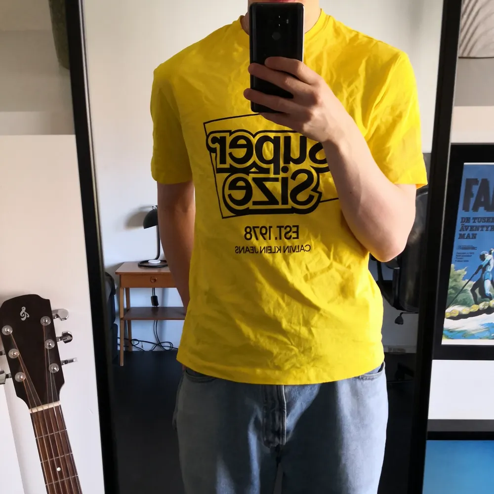 En gul Calvin Klein T-shirt från några år tillbaks. Prima skick. Den är S men lite mer åt M hållet skulle jag säga! Minns ärligt inte ordinarie priset 🤷‍♂️. T-shirts.