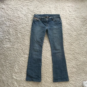 Lågmidjade jeans Harley Davidson  - Assnygga lågmidjade jeans från Harley Davidson med coola fickor och Nice passform! Passar mig som vanligtvis har xs/s, dock aningen korta i benen för mig som är ish 166cm… 