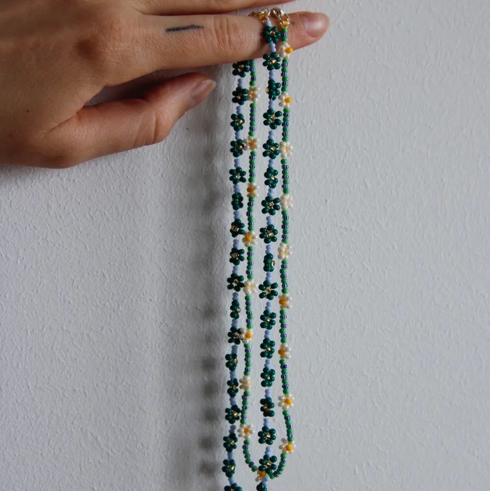 Daisy flower halsband gjorda av upcycled seed beads och 925silver-spännen.. Accessoarer.