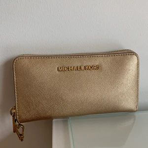 ✨Michael Kors Plånbok Guld✨ - Säljer en MK plånbok i skimrande guld för 600 kr!💛
