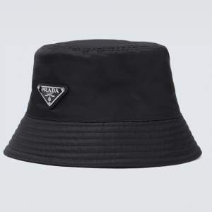 Prada hatt aldrig använd, one size. Den är i vitt tyg. Skickar gärna! 