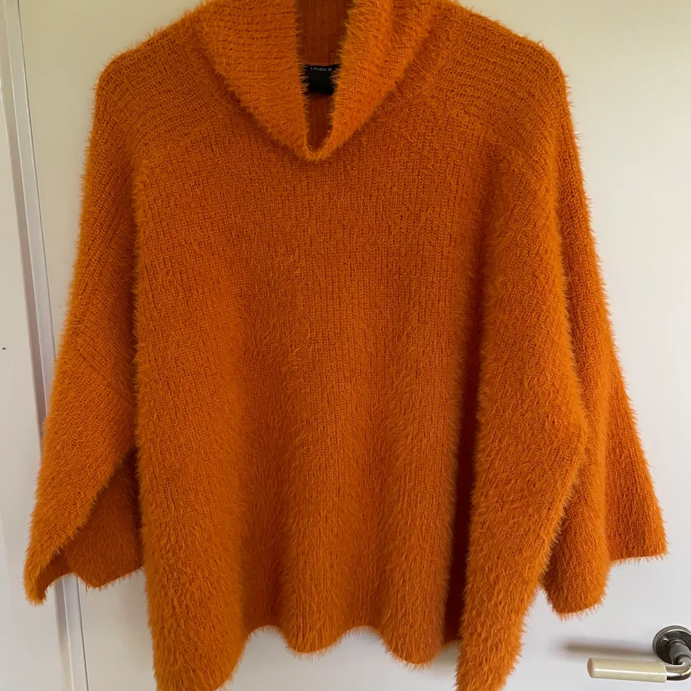 Supermysig orange tröja med ”slit-detaljer” på ärmarna från Lindex! 🧡 Är i ett vackert tungt material som hänger väldigt fint! Storlek L och i gott skick.. Tröjor & Koftor.