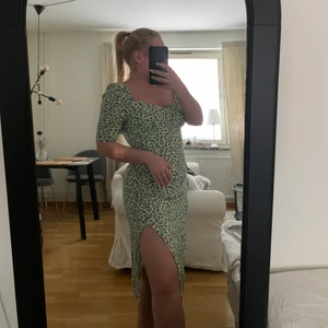 Klänning - Klänning med en slit i benet, storlek 36. 100kr☺️