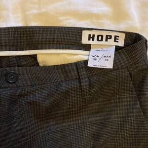 Hope Krissy kostymbyxa rutig stl 36 - Stl 36, använda två gånger. Rutig byxa från Hope. Normal midja med sänkt gren och aningen croppad längd. Två snedställda fickor framtill och två passpoalfickor baktill. Hällor i midjan.