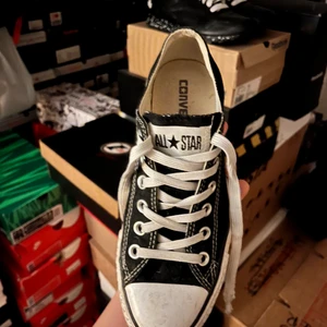converse skor  - Jag säljer dessa låga svarta converse skor!💞 De kommer inte till någon vidare användning längre tyvärr💞 Dem är lite smutsiga men det går att tvätta bort! (de är skuggor också som får dem att se ännu smutsigare ut)😃 Hittar inga defekter😇🫶🏼 (Ingen stor chans längre att få dem har redan flera intresserade)