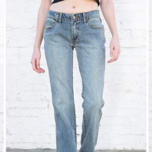 Jättefina jeans från Brandy Melville i modell Eleanor. Aldrig använda och har lapp kvar. För korta för mig som är 178 cm. Mått: innerbenslängd: 84 cm, midja/höft (lågmidjade): 74 cm. Skriv för mer bilder.