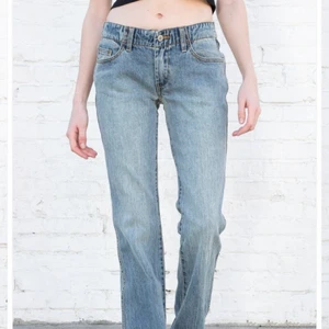 Eleanor Jeans - Jättefina jeans från Brandy Melville i modell Eleanor. Aldrig använda och har lapp kvar. För korta för mig som är 178 cm. Mått: innerbenslängd: 84 cm, midja/höft (lågmidjade): 74 cm. Skriv för mer bilder.