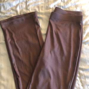 Säljer dessa bruna byxor i storlek M som är ribbade (inte stickat material). De är köpta från H&M och går nästan precis ner till fötterna på mig som är 172-174 cm lång. Frakt tillkommer! 