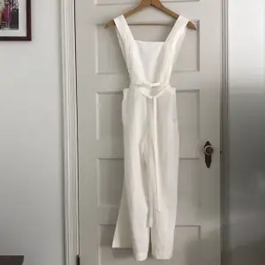 En superfin jumpsuit från bershka som tyvärr aldrig kommit till användning, alltså ALDRIG ANVÄND! Axelbanden kan bäras i kors eller raka i ryggen! Band runt midjan och längd på axelbanden kan justeras då det finns två stycken knapphål för axelbanden! Storlek xs! PERFEKT TILL STUDENTEN😍