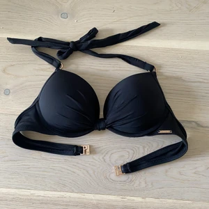 Bikiniöverdel  - Bikiniöverdel storlek 75A med mycket push up.  Knappt använd så den är som ny.  Köparen står för frakten. 