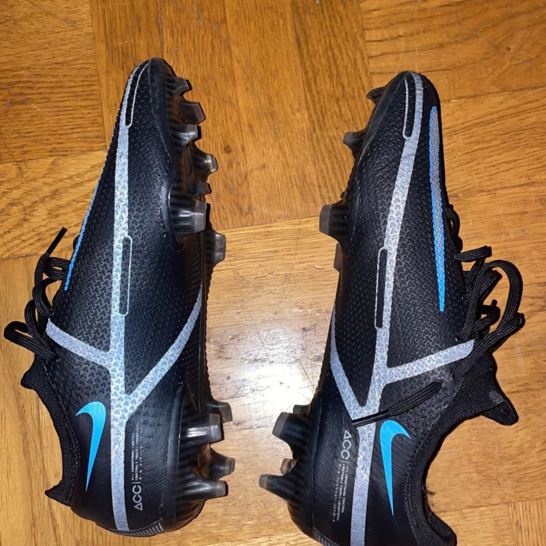 Helt nya fotbollsskor Strl 42