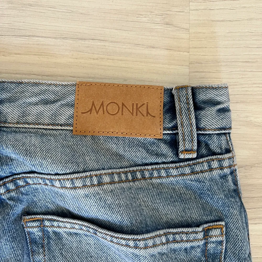 Helt oanvända monki-jeans med ett super bra skik💕dessa har dock inte kommit till användning på grund utav att dom varit förstora för mig💕. Jeans & Byxor.