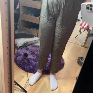 Byxor - Gröna byxor.Passar barn