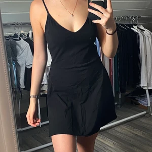 Svart vanlig klänning - köparen står för frakten