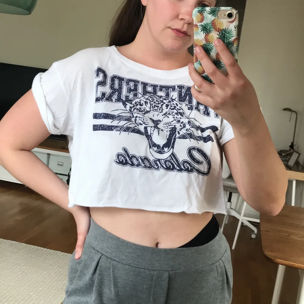 Crop top i vitt och blått i storlek M, jag tror att den kan vara köpt på newyorker för länge sen. Skön och bra skick! Även mjukisbyxorna på bilden är till salu.. Toppar.