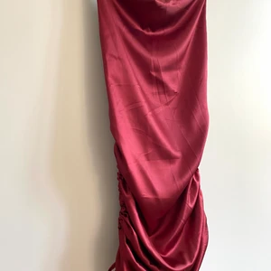 Satinklänning  - Kort tight röd satinklänning med snörning 