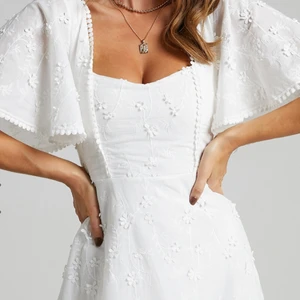 Studentklänning  - Superfin vit klänning som passar bra både för sommardagar och studenten! Tyvärr är den lite för kort för mig som är 183, men annars är det en jättefin passform. Den är i storlek 40 men skulle snarare klassa den som en 38. Den är aldrig använd då den köptes för studenten, men som sagt var den lite för kort. 