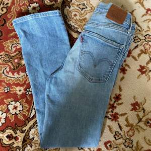 Säljer ett par jättefina Levis jeans som tyvärr blivit för små för mig. Storlek 24 i deras storlek XXS eller XS🌺 skriv jätte gärna ifall ni har fler frågor❤️ dom är såklart tvättade. 