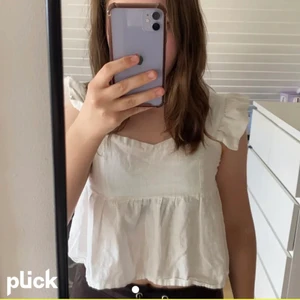 Söt sommar topp - Fil vit topp med volanger. Har sytt in den då den var lite stor. Köpt som M men sydde in den till en S skulle jag säga. Passar xs-m ❤️ Köparen står för frakten som är 45kr❤️