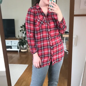 Rutig skjorta - Rutig skjorta från H&M, en gammal favorit och väl använd men fortfarande i bra skick. Storlek 34, jag skulle säga XS-S (för en M kanske den blir något tight i ärmarna). 