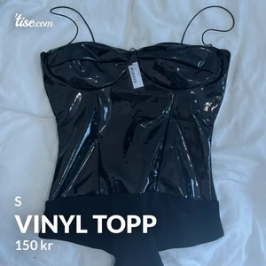 Vinyl topp - Från Nelly  Helt oanvänd med prislapp på  Bilden är från min egna tise (@vr123)