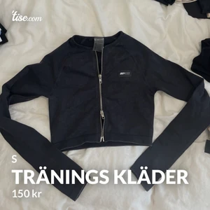 Bo Tee - Tränings set från Bo Tee Leggingsen har slits där nere och toppen en justerbar dragkedja  150kr styck Bilden är från min egna tise (@vr123)