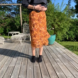 Orange kjol - Superfin intill oanvänd lång kjol köpt second hand (liten i storlek) har resår i midjan!