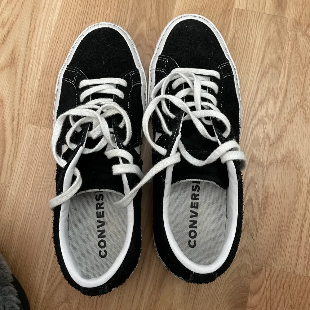 Supersnygga skor från converse. Tvättat sulan varje gång jag använt de så de ser som nya ut. Köpta för 850 . Skor.