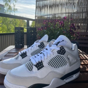 Jordan 4 ’Military Black’ - De nya 4s är riktigt fina och passar bra till sommaren! Köpt på Nike SNKRS. Högsta bud: 3500. Budgivning avslutas 23 maj 23:59