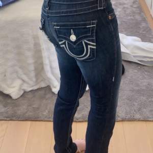 Superfina mörkkblå true religion jeans, storlek xs💗 säljer då de var lite långa på mig💗lite klippta men fortfarande långa😋midjemått 79 och innerbenslängd 83