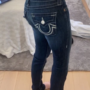 Lågmidjade jeans - Superfina mörkkblå true religion jeans, storlek xs💗 säljer då de var lite långa på mig💗lite klippta men fortfarande långa😋midjemått 79 och innerbenslängd 83